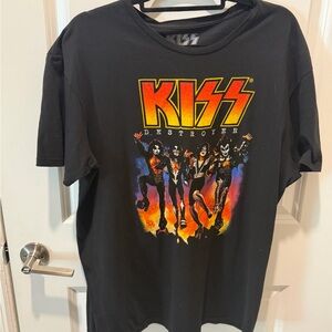 Kiss Graphic Tee in Black and Red